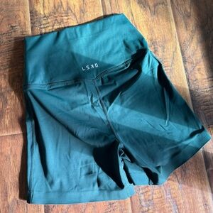 brand new never worn size small workout shorts! 💚